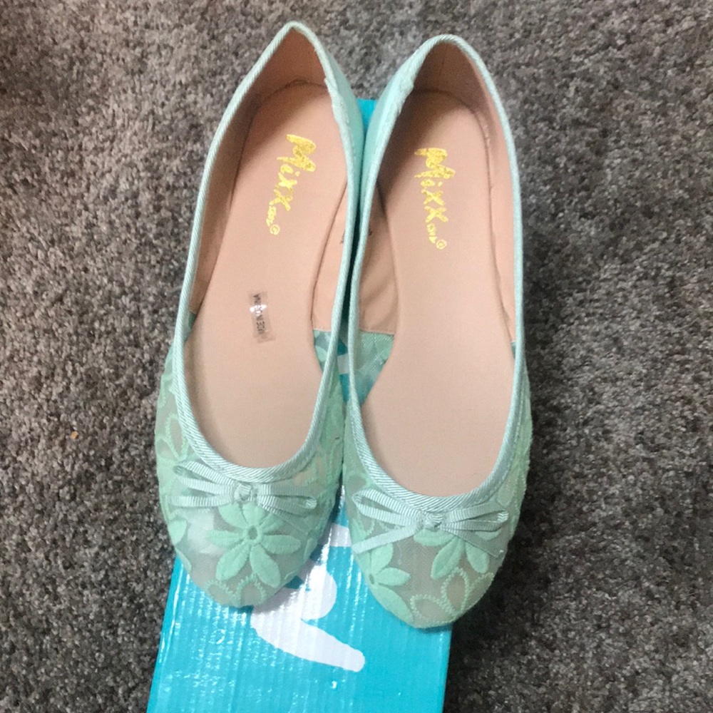 NWT mint green shoes